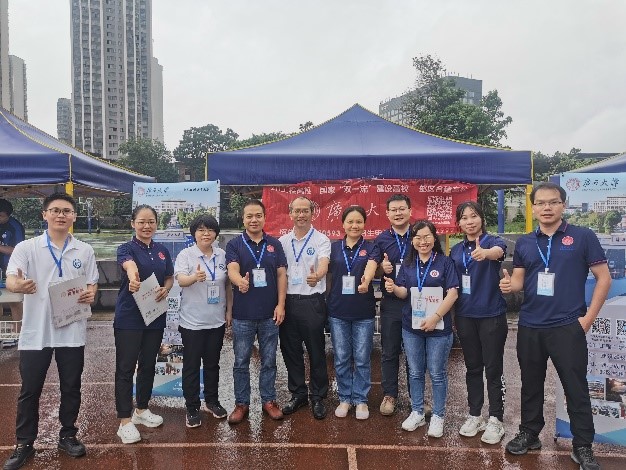 800全讯白菜官方网站到柳州高级中学参加广西普通高校招生咨询会