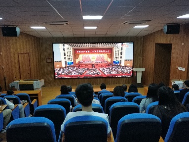 800全讯白菜官方网站组织全体师生观看党的二十大开幕会