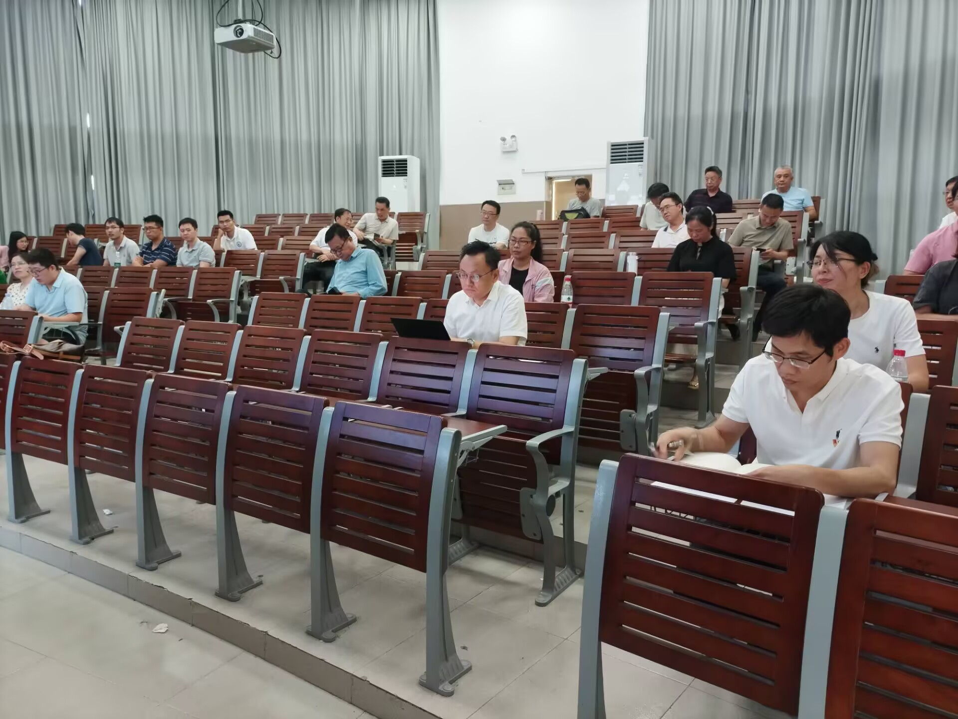 2023白菜网站注册大全化工系召开基层教学组织研讨会