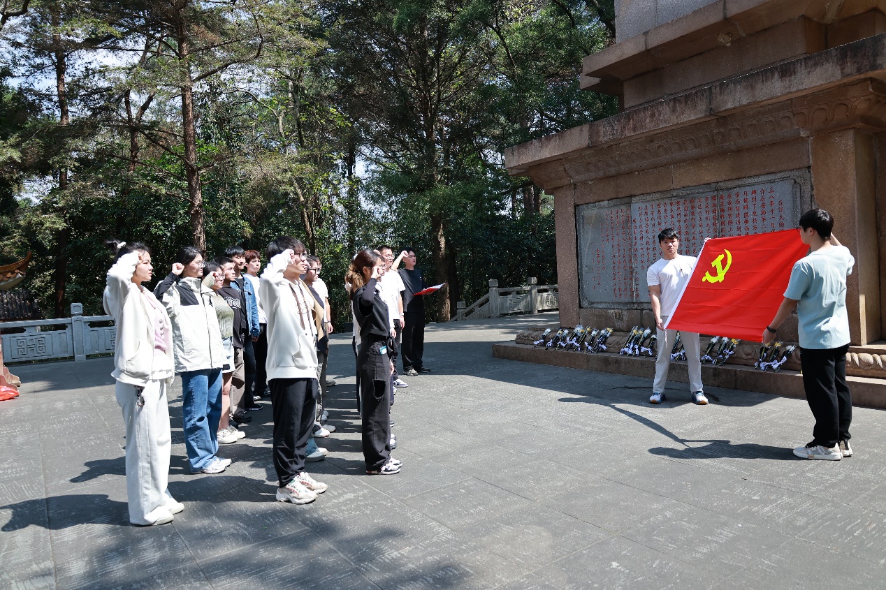 缅怀先烈 传承精神|2023白菜网站注册大全研究生第十党支部开展主题党日活动