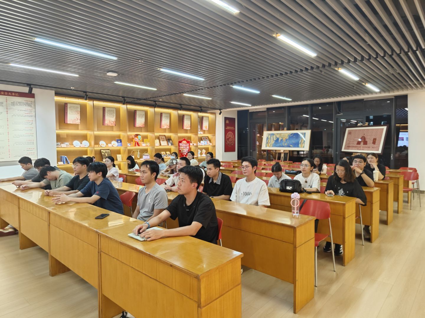 铸牢中华民族共同体意识，凝聚团结奋进青春力量——2023白菜网站注册大全本科生第四党支部开展专题党课学习