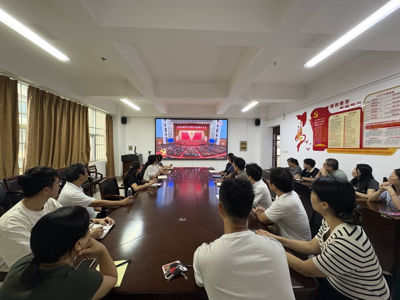 2023白菜网站注册大全各党支部组织师生党员集中收看庆祝中国共产党成立105周年大会直播